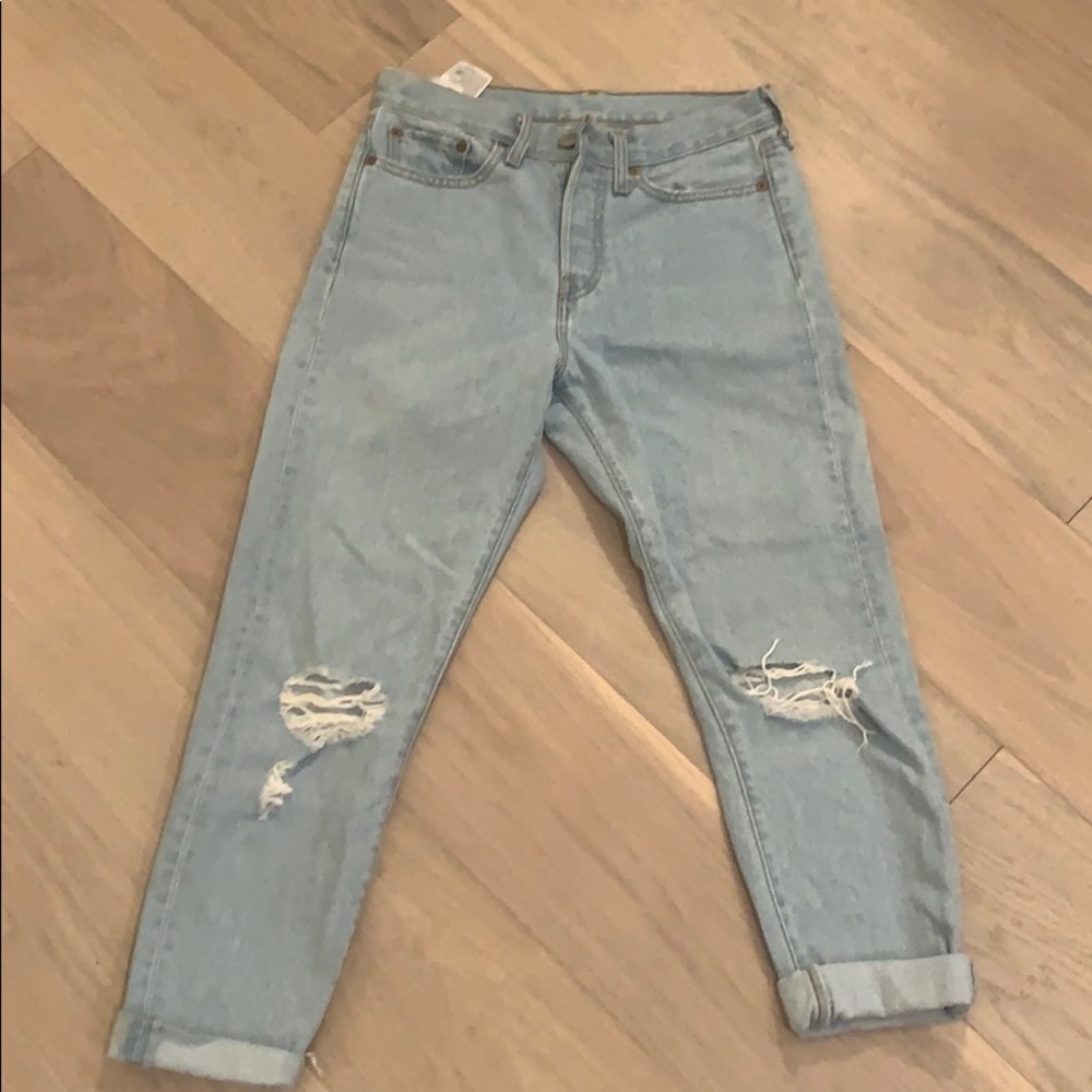 Levi’s light washed boyfriend jeans